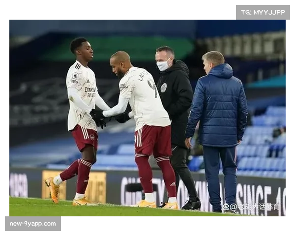 英超单膝下跪遭球迷嘘声利兹前锋勒温选择站立引发争议